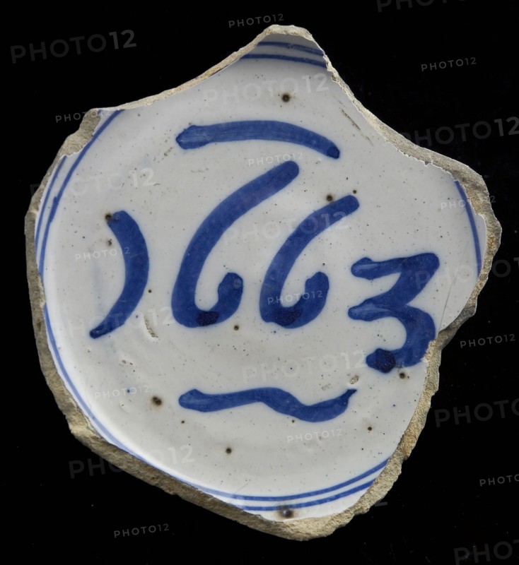 Fragment faience bowl with blue decoration on white ground, dated 1663, bowl crockery holder soil find ceramic earthenware glaze