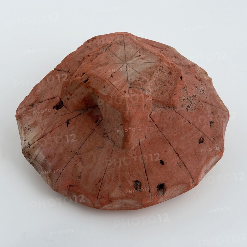 Pottery dover with square, incised button, carved decoration, submerged heating floor finding ceramic pottery, molded carved
