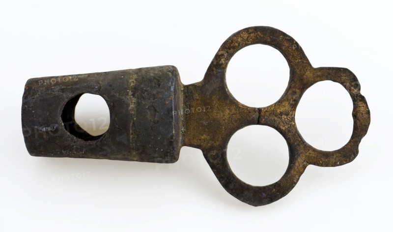 Copper stopper with handle in the form of tripod, stop closure part ground find bronze copper metal, cast sawn Black with yellow