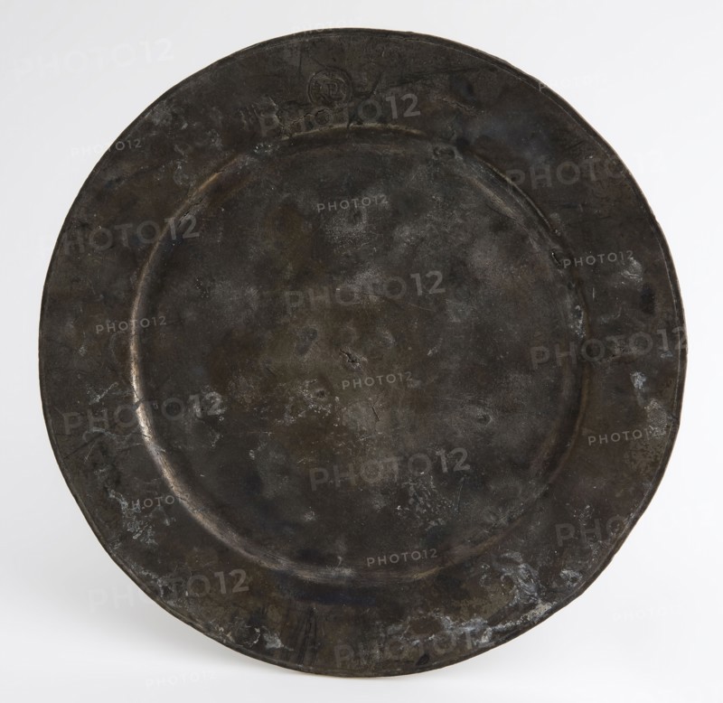 Tin plate, with at least four marks, plate crockery holder soil find tin metal, cast Pewter plate Flat flat short shoulder