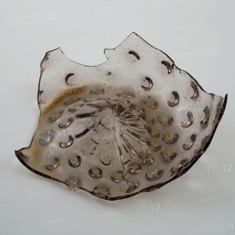 Bottom with nubs of white drinking cup, drinking cup drinking vessel holder soil find glass, archeology Rotterdam City Triangle