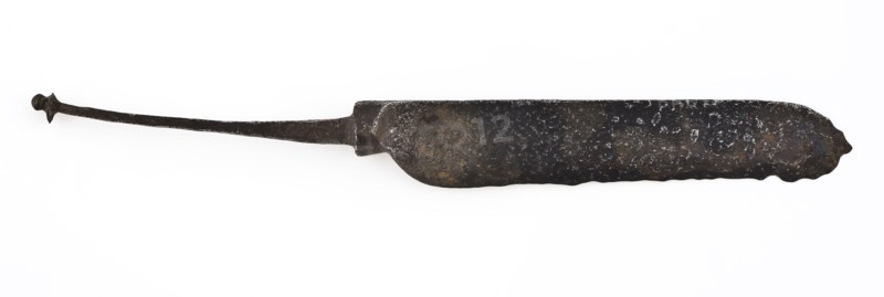 Blade of table knife to point rounded back with long sting with on end knob with knob plate of brass, blade knife cutlery soil