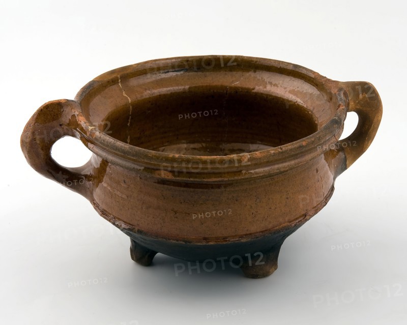 Pottery cooking pot on three legs, with two standing bands, grape cooking pot tableware holder kitchenware earthenware ceramics