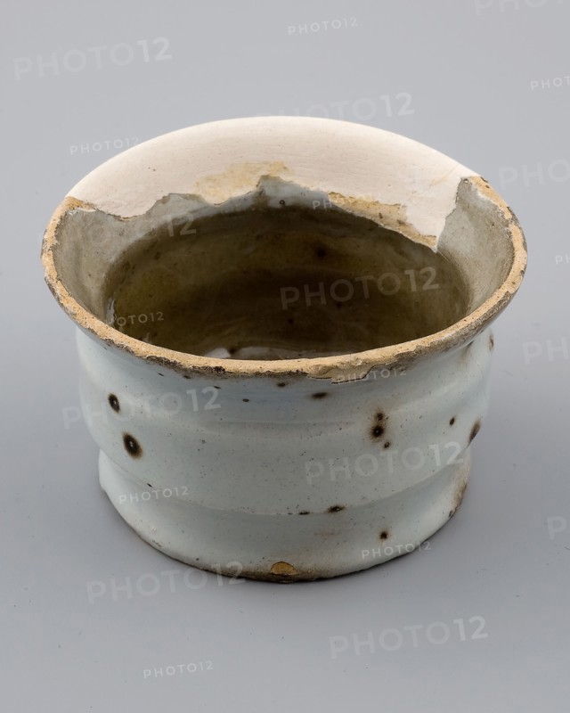 White pottery ointment jar with slightly profiled wall, with slightly protruding upper edge, ointment jar pot holder soil find