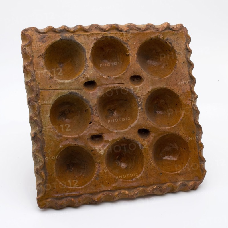 Square chicken drinking trough or chick stone, delineated by wavy rim, trough holder ceramic earthenware glaze lead glaze