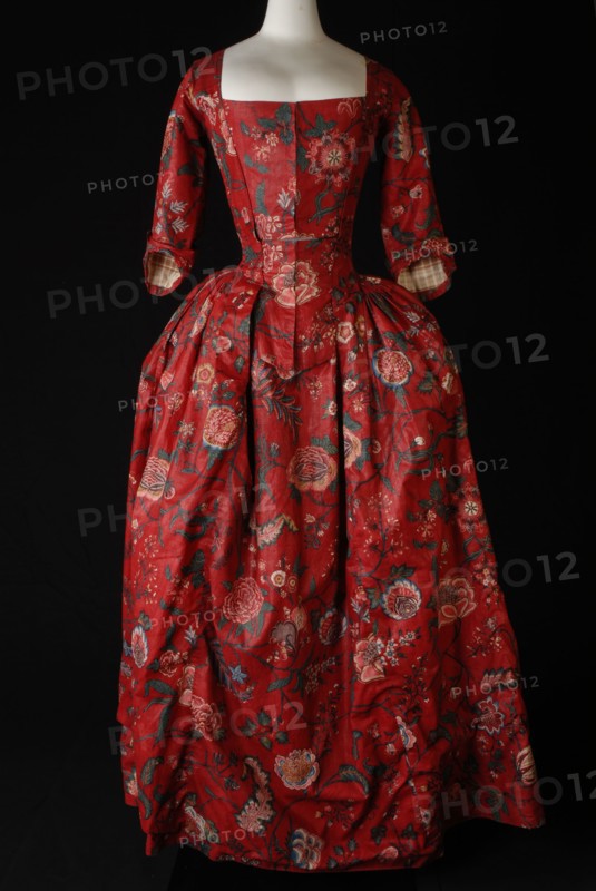 Japon, robe à l'Anglaise of chintz, red fond with large multicolored flowers, pleated skirt, sleeves with pleated elbow piece