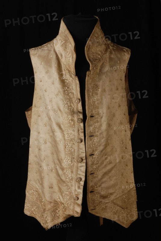 Men's vest in cream-colored embroidered satin, vest outerwear men's clothing clothing satin silk? shoulder, bottom, textile