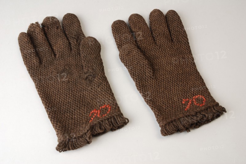Pair of gloves made of dark brown wool, rough knit, stopped and marked 70, uniform part of the police, glove hand-covering