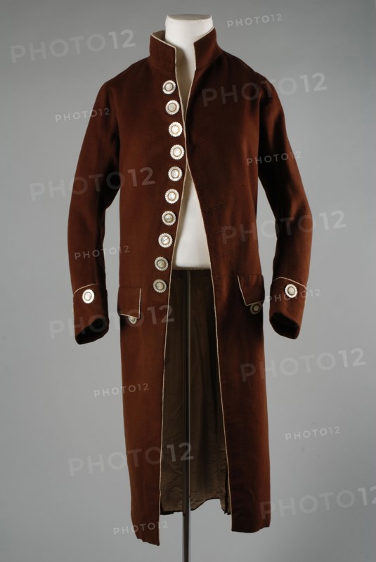 Men's coat of brown cloth, long sleeves, stand-up collar and ten mother-of-pearl buttons along the front, lining of white silk