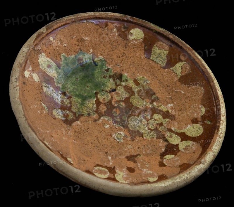 Earthenware plate with white sludge-dot decoration and partly green glaze, plate dish crockery holder soil find ceramic