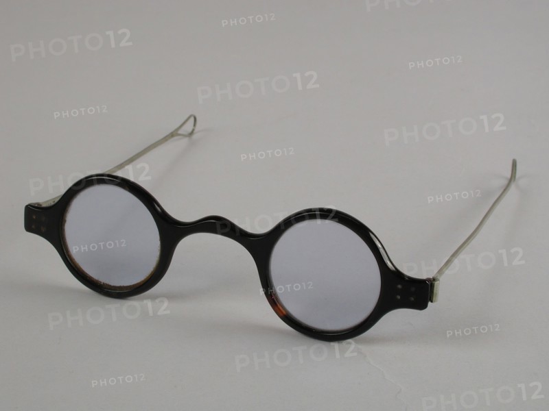 Glasses with round glasses in turtle frame with silver colored metal springs, spectacles eyepiece equipment glass metal nickel