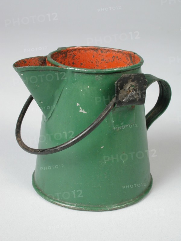 metal worker: Gresnich, Green painted tin miniature water jug, water jug crockery holder miniature toy relaxant model metal