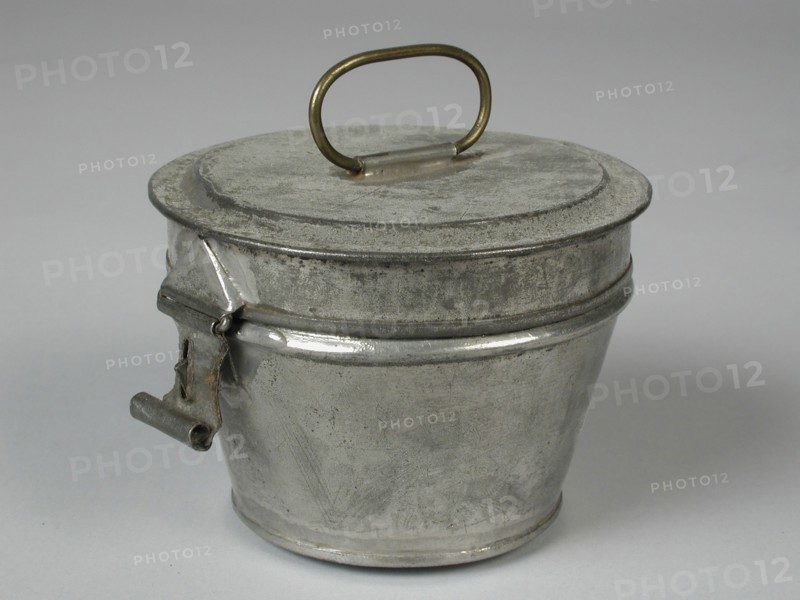 metal worker: Gresnich, Tin miniature pudding mold, pudding mold shape kitchenware miniature toy relaxant model metal, curved