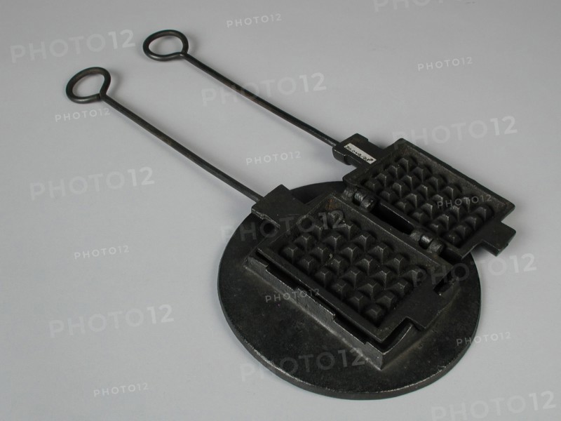 Cast iron miniature waffle maker with stand, waffle maker kitchenware miniature toy relaxation device model iron 29.0, base 3.5
