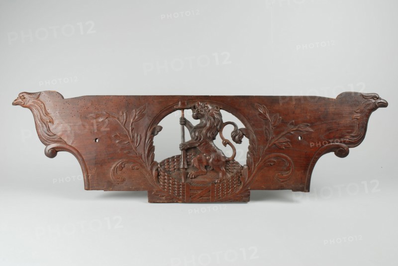 Ornament farm cart, carved Dutch lion in garden, with freedom hat, ornament wood carving sculpture sculptures oak wood, Ornament