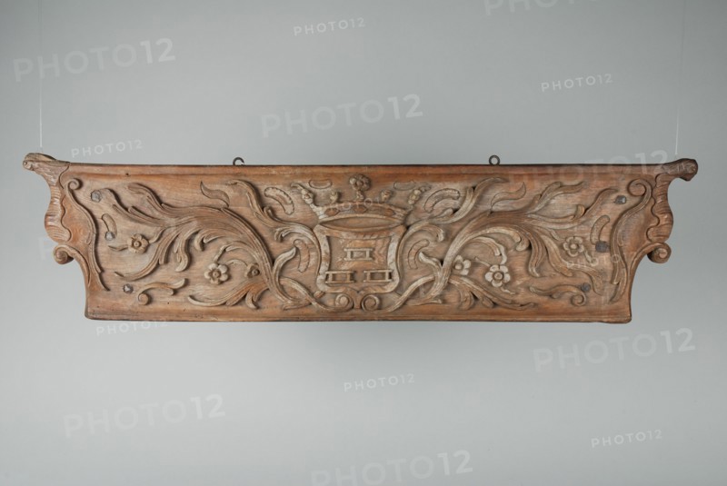 Wooden ornament with coat of arms and floral motifs, part of car, ornament part wood carving sculpture sculpture wood metal iron