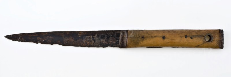 Knife with pointed blade and wooden Handle, consisting of two thin plates, knife cutlery soil find wood? Horn? iron metal