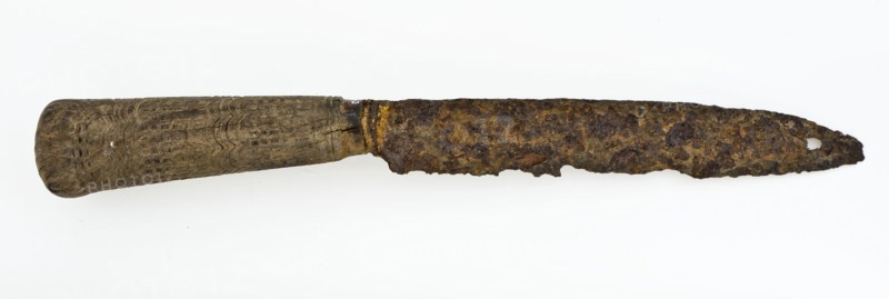 Knife with iron blade and wooden handle with round cross-section, tapered and decorated with engraved corrugated lines and grid