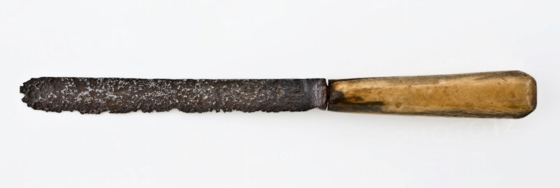 Knife with straight blade with rounded end and legs with octagonal handle, knife cutlery soil find iron bone metal, archeology