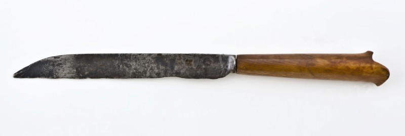 Knife with elongated, pointed blade and palm wood handle with oval cross-section and notched end, knife cutlery soil find steel
