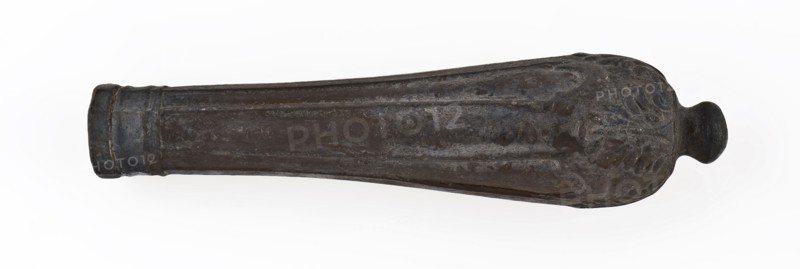 Raises of knife, round cross-section, to the end flared and provided with acanthus motifs in relief, has knife cutlery soil find