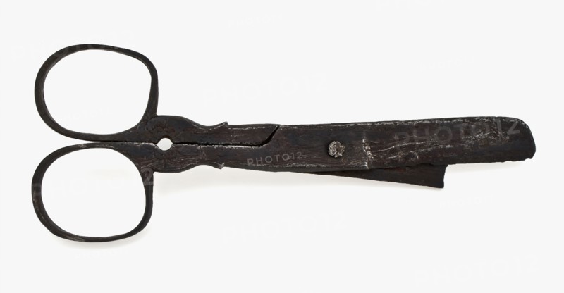 Small scissors with oval eyes and hinged, slightly decorated leaves, scissor cutting tool soil find iron metal, forged Small
