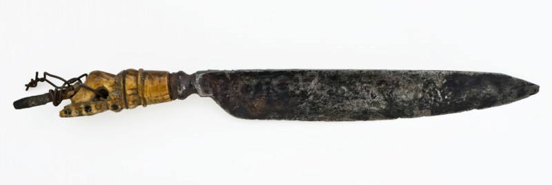 Knife with narrow, pointed blade and legs with carved decoration, knife cutlery soil find tin? bone metal, archeology Rotterdam