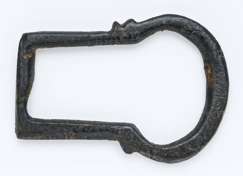 Metal buckle without middle post, in the form of keyhole, buckle fastener component soil find copper metal, archeology