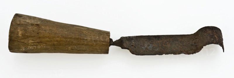 Blade with iron blade, at the end half cylindrically bent, tapered wooden handle, knife cutlery cutting tool soil find wood iron