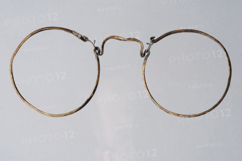 Round spectacle frame of curved metal, squeeze glasses eye lens soil find copper metal, pulled bent Squeeze glasses