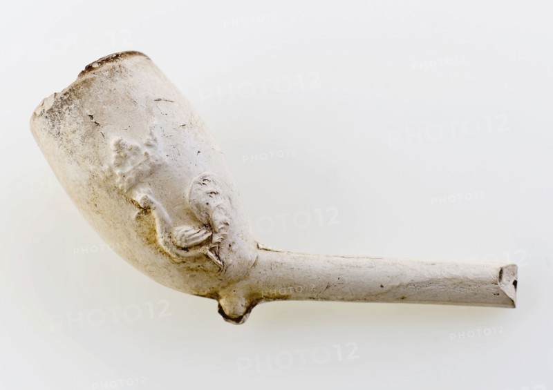 Clay pipe, marked with crowned rooster on the kettle, clay pipe smoking equipment smoking ground find ceramic pottery, pressed
