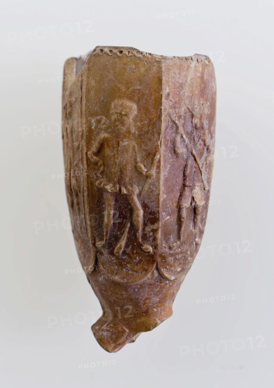 Boudewijn Claris of Jacob Claris, Clay pipe, marked, with soldiers embossed on the boiler, clay pipe smoking equipment smoking