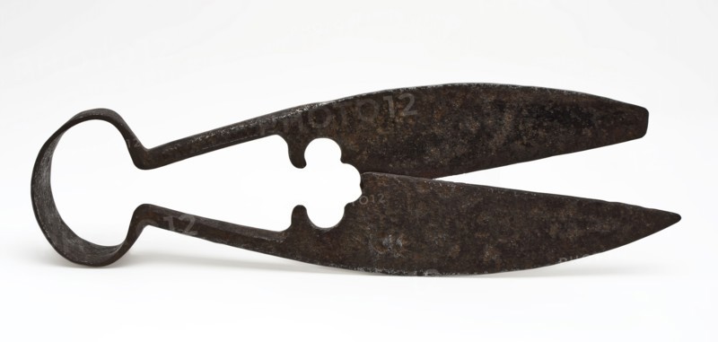 Pinch cutter with two wide pointed blades, pinch cutter scissor cutting tool soil find iron metal, Iron pinch cutter Two curved