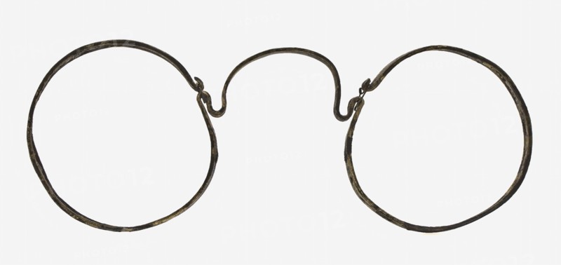 Frame of round glasses, of curved copper wire, squeeze glasses eye lens soil find copper metal, pulled curved frame