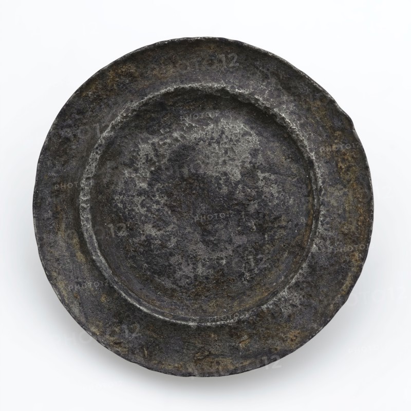 Andreas van Duyveland, Pewter toy plate with wide stand and narrow edge, marked, plate crockery holder toy relaxant miniature