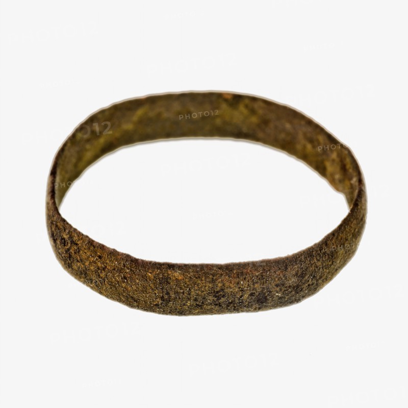 Thin copper ring without decoration, ring ornament clothing accessory clothing ground find copper metal, archeology wear connect