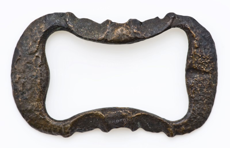 Buckle with rectangular bow with rounded corners, both lengthwise, buckle fastener component soil find copper metal, archeology