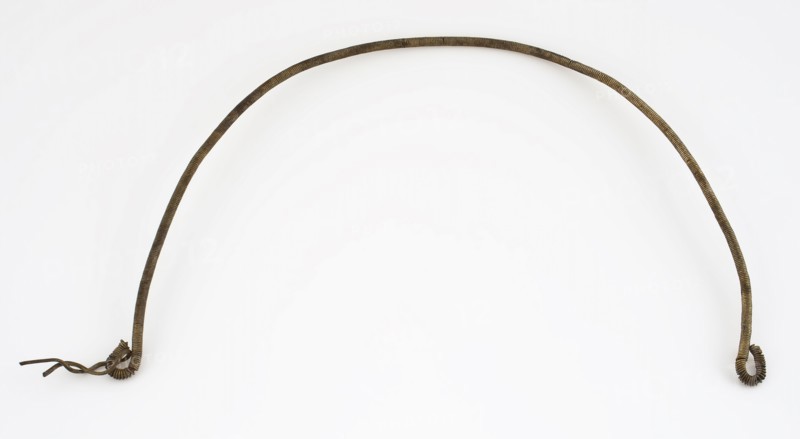 Ear iron wrapped with thin wire, both ends bent, ornament clothing accessory clothing soil find buyer? metal, drawn wounded Half