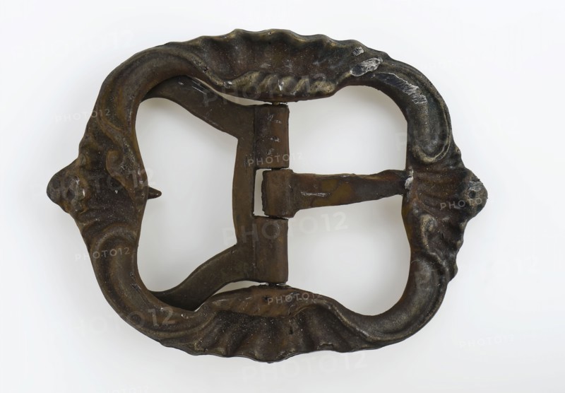 Buckle with rounded corners and curling motifs on all sides, double braces and sting, buckle fastener component ground find