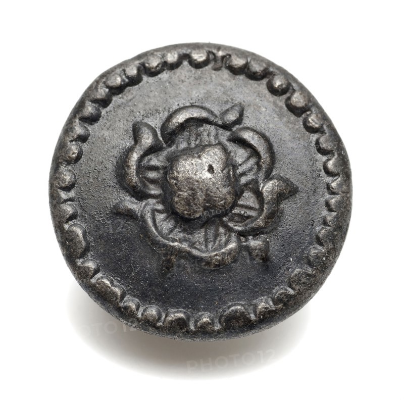 Tin button with flower embossed, button clothing accessory clothing soil find tin metal, cast Flat pewter knot. Disc-shaped