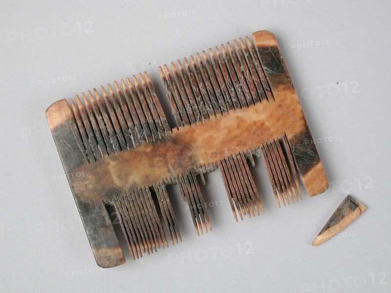 Legs undecorated comb with teeth on both sides, comb soil found leg, sawn Rectangular legs comb with coarse and fine teeth