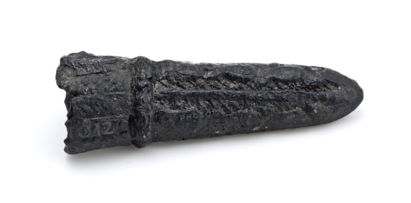 Pewter point of knife edge or quiver with relief embossed, leather batter, scabbard sheath case bottom tin tin metal, cast