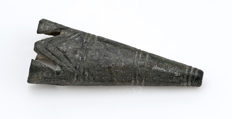 Copper tip of knife-edge with linear decoration, leather fitting, sheath sheath batter found of the ground copper metal, die