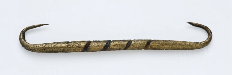 Copper cloak pin or cloak with linear decoration, closure clothing accessory clothing ground find copper metal, cast struck
