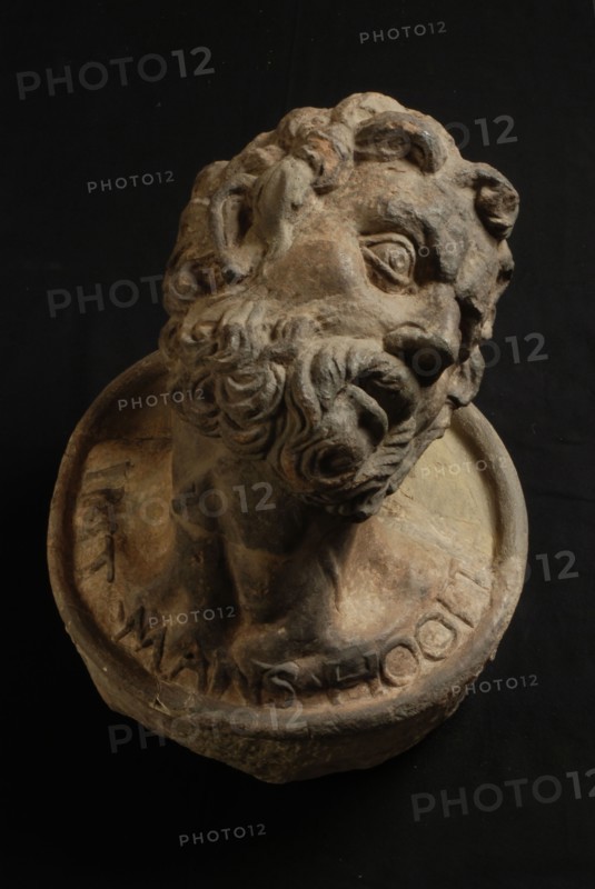 Round facing brick with male head, INT.MANS.HOOFT, facing stone sculpture sculpture building component sandstone stone, sculpted