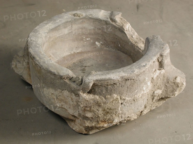 Hard stone mortar, auger equipment freestone stone cement, mince Round hard stone mortar on flat square base.