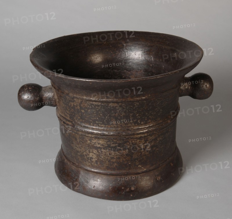 Bronze mortar with two handles, auger equipment bronze, edge 35.5 cast Around body on raised foot in the middle band