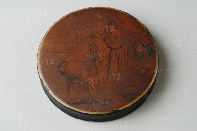 Snuffbox with an image of man who washes and shaves, snuffbox holder wood paint lacquer, Snuffbox. Disc-shaped. Painted or