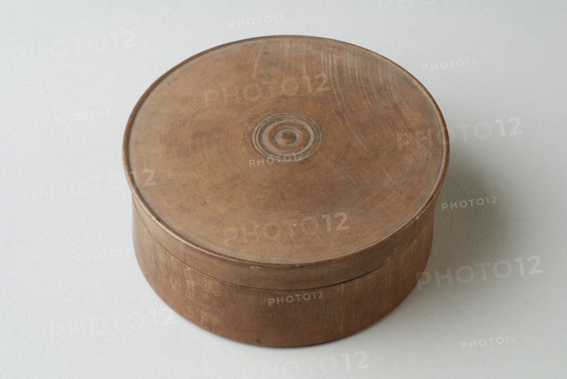 Wooden box, turned wood with inside Rauws 1807, box holder wood, sawn turned Wooden box. Disc-shaped twisted wood. Decorated