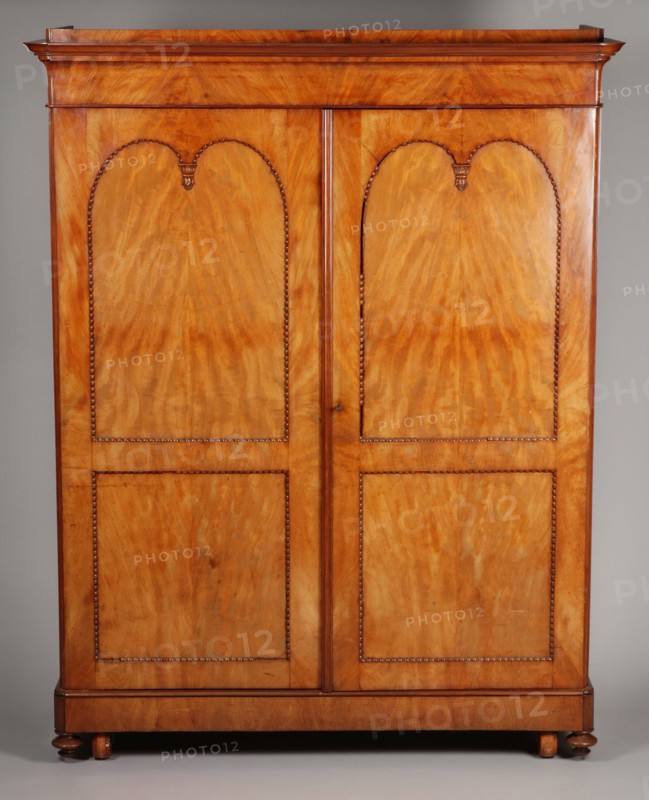 Two-door linen cupplate veneered with mahogany in early historical style, linen cupboard cupboard cupboard furniture interior